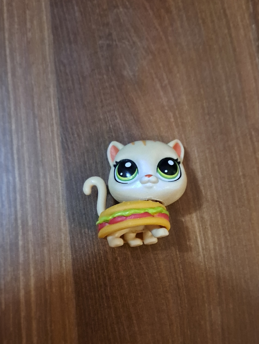 Littlest Pet Shop White Kitty with Green-Eyed and Colorful Burger Outfit